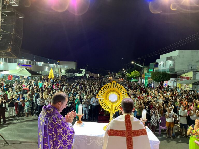 Complexo Hospitalar Santo Antônio e Coração do Cariri celebra aniversário com missa e show religioso