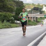 Atleta amador Jefferson Ramon corre com imagem de Padre Cícero e transforma fé e esporte em superação